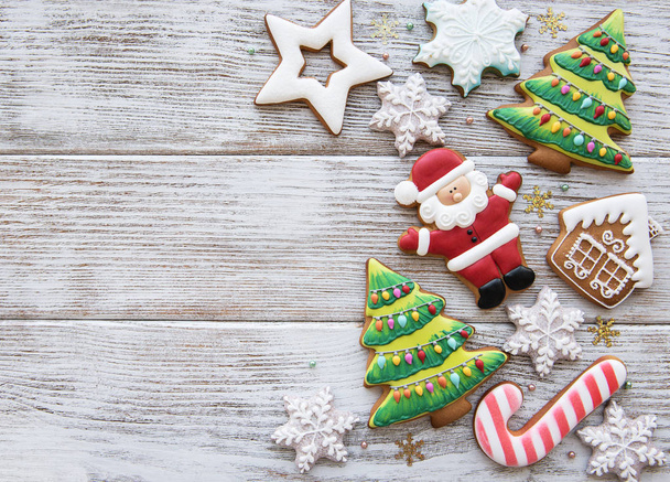Рождественское домашнее пряничное печенье на старом деревянном фоне
 - Фото, изображение