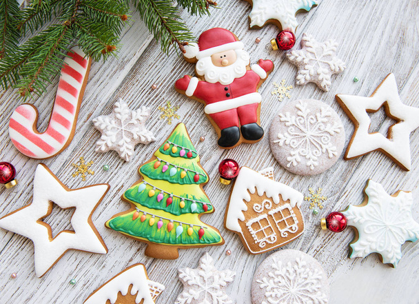 Décoration de Noël avec biscuits sur un vieux fond en bois
 - Photo, image