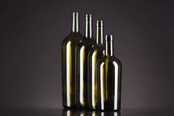 siyah zemin şişeler - Fotoğraf, Görsel
