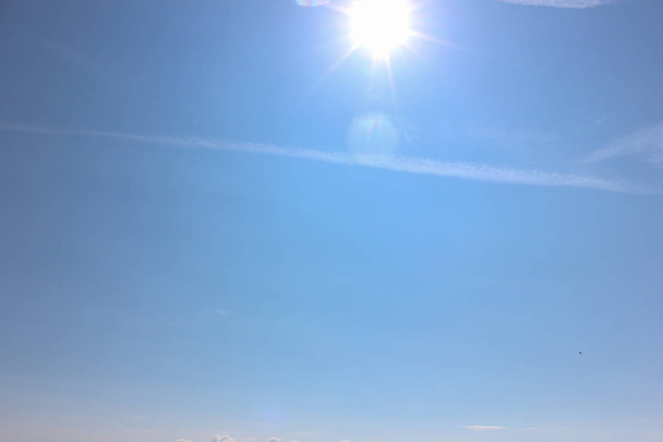 an einem sehr sonnigen Junitag in Süddeutschland sehen Sie Details und Farben von direktem Sonnenschein am blauen Himmel - Foto, Bild