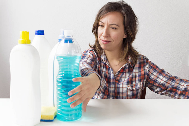 A woman wondering about cleaning and cleaning products - Foto, Bild