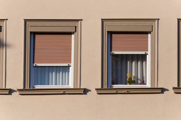 bardzo słoneczny dzień w czerwcu w południowych Niemczech widzisz windows elewacji i części dachów o zabytkowe miasto z ozdoby - Zdjęcie, obraz