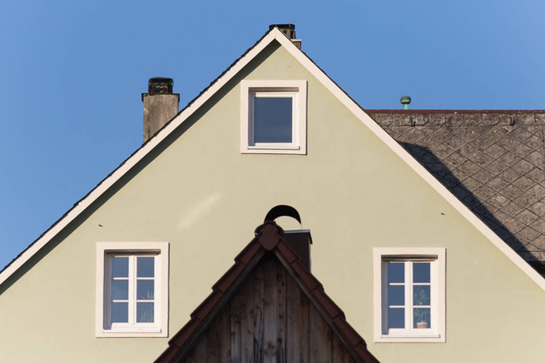in een historische stad in Zuid-Duitsland daken en de antenne en de gedetailleerde architectuur van gebouwen en kerken - Foto, afbeelding