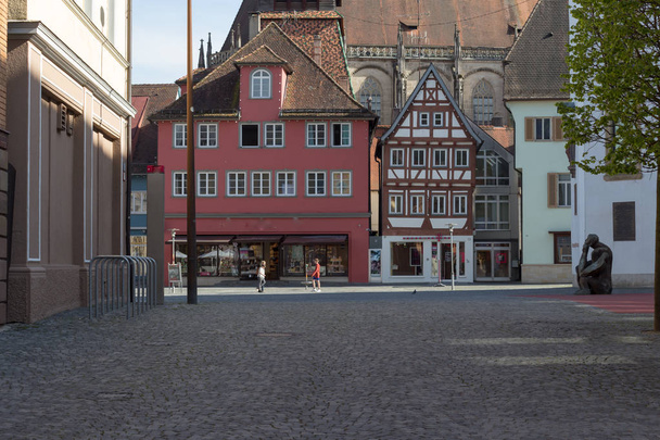 an einem Frühlingstag in der historischen Stadt Süddeutschland Blick auf Balkon und Zäune und Skulpturen von Gebäuden - Foto, Bild