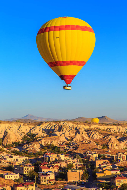 September 23, 2018 - Central Anatolia, Goreme, Turkey. Hot air balloon in the sky over Cappadocia. - Foto, immagini