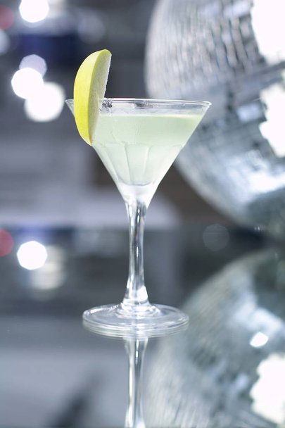  Cocktail sur table en verre
 - Photo, image