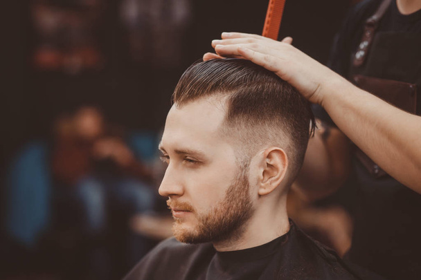 Homme barbu chez le coiffeur
 - Photo, image