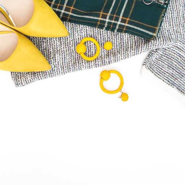 Damenmode Kleidung und Accessoires. weiblichen Hintergrund mit gelben Schuhen, Ohrringen, Pullover und Hosen. flache Lage, Draufsicht. - Foto, Bild