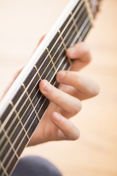 Gros plan de la main et du cou de la guitare acoustique
 - Photo, image