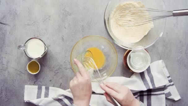 Primer plano de la chef femenina mezclando ingredientes de pan de maíz en un tazón
 - Metraje, vídeo