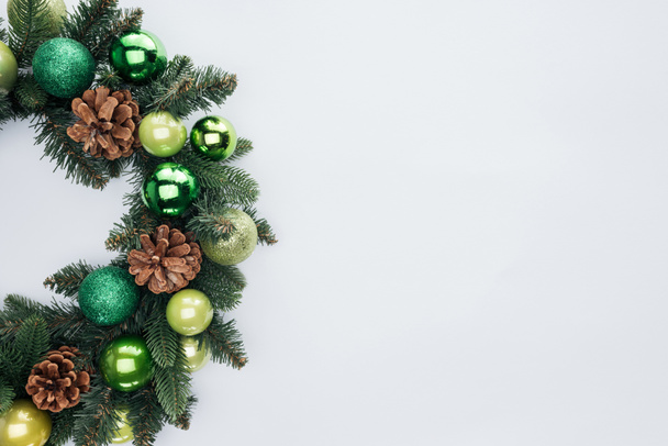 白で隔離緑のクリスマスのおもちゃ、装飾的なお祝い花輪の上から見る - 写真・画像
