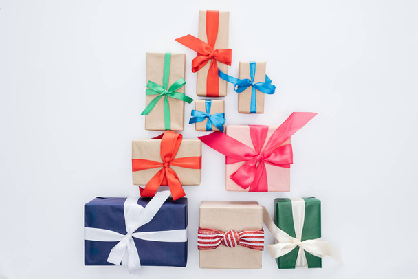 Draufsicht auf arrangierte Geschenke isoliert auf Weiß - Foto, Bild