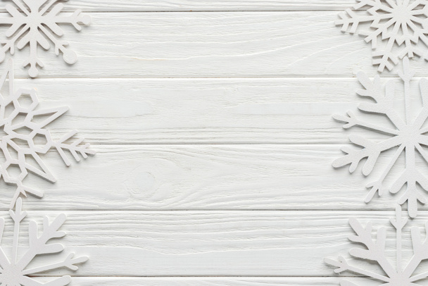 tasainen makasi koriste lumihiutaleet valkoinen puinen pöytälevy
 - Valokuva, kuva