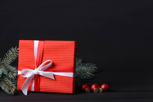 Caja de regalo con abeto y vidrio de bolas con espacio para saludos navideños
 - Foto, imagen