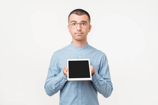白い背景で隔離のタブレット コンピューターを示す若い白人ビジネスマン - 写真・画像