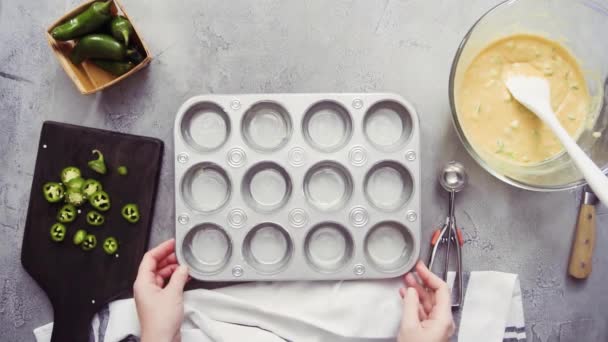 Primo piano dello chef femminile che prepara la padella per muffin per la pastella del pane di mais
 - Filmati, video