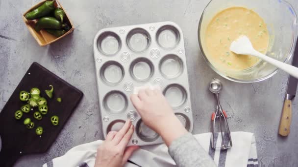 Close-up do chef feminino esfregando panela de muffin com manteiga para pão de milho
 - Filmagem, Vídeo