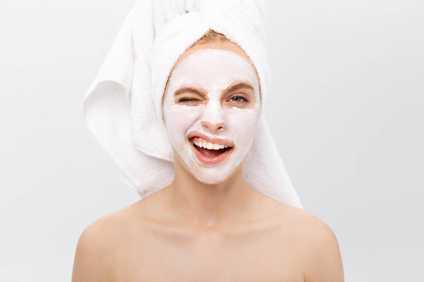 Mooie vrouw met gezichtsmasker op witte achtergrond - Foto, afbeelding