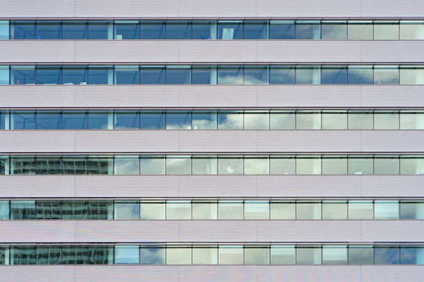 Gris verre carré Fenêtres de gratte-ciel moderne bâtiment d'affaires de la ville. Balcons en verre dans le bâtiment. Immeubles modernes dans le nouveau quartier. Fenêtres d'un bâtiment, texture
. - Photo, image
