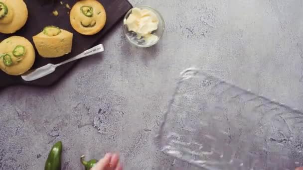Primo piano dello chef donna che mette pane di mais e muffin jalapeno nel cestino della griglia
 - Filmati, video