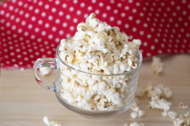 popcorn in glass bowl - Фото, изображение