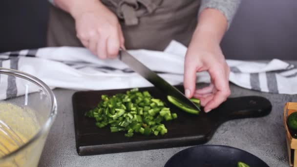 Weergave van vrouwelijke chef-kok hakken jalapeno peper voor cornbread bijgesneden - Video