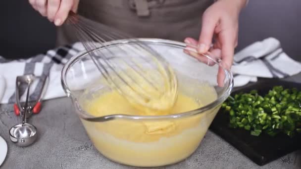 Περικοπεί άποψη των γυναικών σεφ προετοιμάζει cornbread κτύπημα - Πλάνα, βίντεο