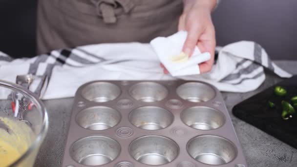 Περικοπεί άποψη των γυναικών σεφ βάζοντας muffin τηγάνι για cornbread στο τραπέζι - Πλάνα, βίντεο