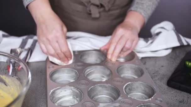 Περικοπεί άποψη των γυναικών σεφ επάλειψη muffin τηγάνι με βούτυρο για cornbread - Πλάνα, βίντεο