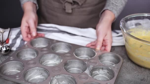 Περικοπεί άποψη των γυναικών σεφ επάλειψη muffin τηγάνι με βούτυρο για cornbread - Πλάνα, βίντεο