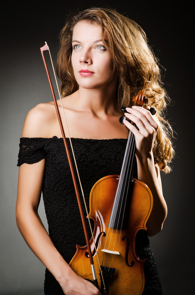 スタジオでバイオリンを演奏する女性 - 写真・画像