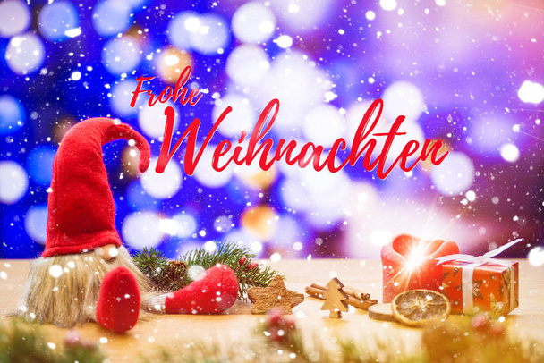 Красный сидя рождественский эльф в падающем снегу с немецким пишет frohe Weihnachten означает веселое Рождество и bokeh огни на заднем плане и зажег свечу прихода
 - Фото, изображение