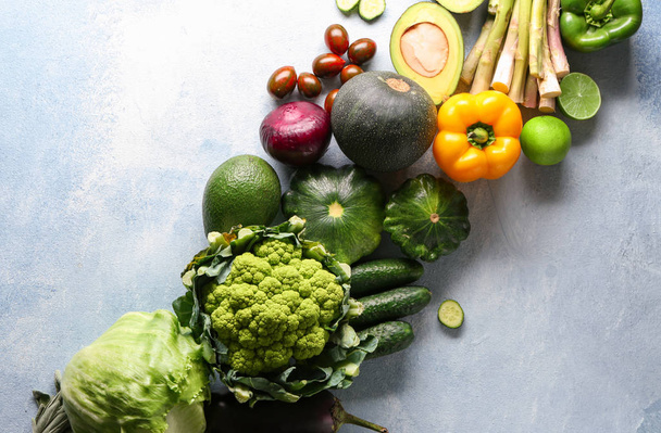 Erilaisia tuoreita vihanneksia väripöydällä
 - Valokuva, kuva