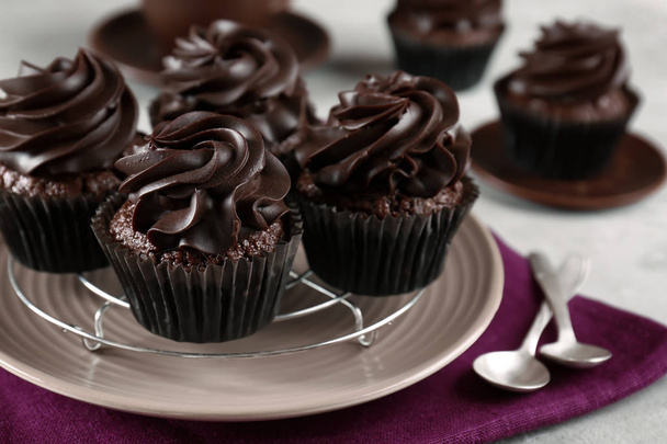Νόστιμο cupcakes σοκολάτα σε γκρι τραπέζι, κοντινό πλάνο - Φωτογραφία, εικόνα