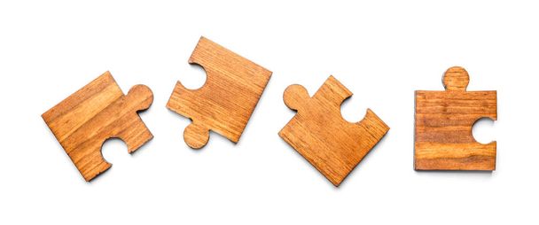 Stukjes van houten puzzel op witte achtergrond - Foto, afbeelding