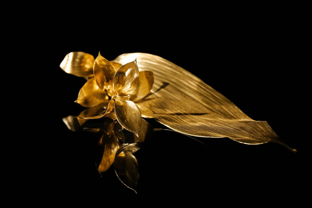Golden tropical leaves on black background - Foto, immagini