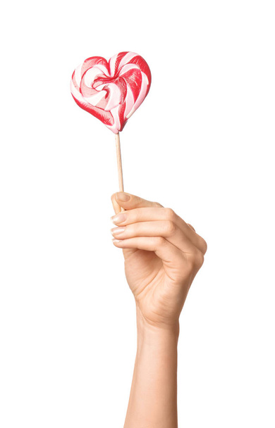 Vrouw met hart gevormde lollipop op witte achtergrond - Foto, afbeelding