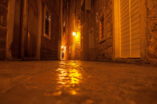 нічна сцена в старому місті
 - Фото, зображення
