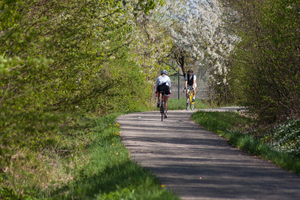 Tavasszal az emberek lovaglás kerékpárok. - Fotó, kép