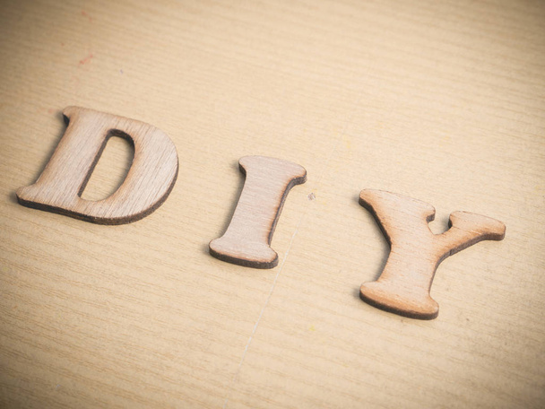 DIY, Do It Yourself. Κινητήρια επιχείρηση Διαδικτύου λόγια εισαγωγικά, ξύλινα γράμματα τυπογραφία έννοια - Φωτογραφία, εικόνα