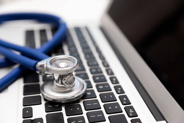 Stethoskop auf Laptop-Tastatur. Gesundheitsversorgung oder Sicherheitskonzept - Foto, Bild