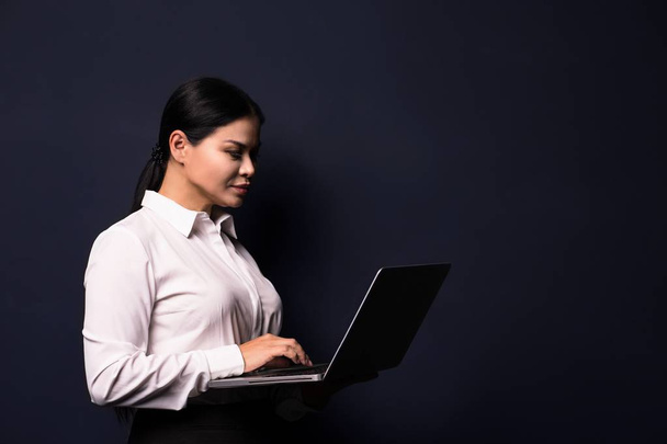 Young woman working on laptop - Zdjęcie, obraz
