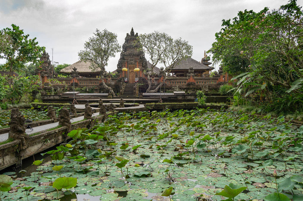Étang Lotus et temple Pura Saraswati à Ubud, Bali, Indonésie
. - Photo, image
