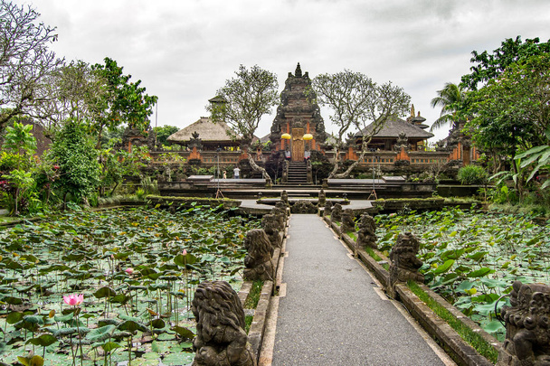 Étang Lotus et temple Pura Saraswati à Ubud, Bali, Indonésie
. - Photo, image