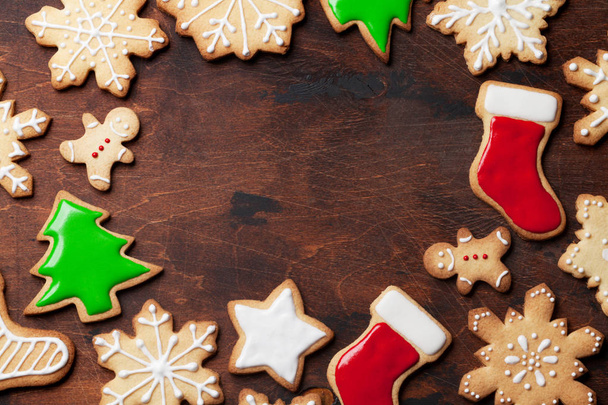 Carte de Noël avec biscuits au pain d'épice sur fond en bois
 - Photo, image