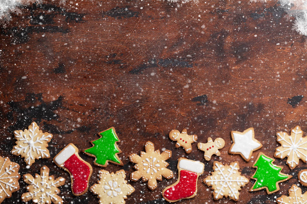 Christmas card with gingerbread cookies on wooden background - Fotografie, Obrázek