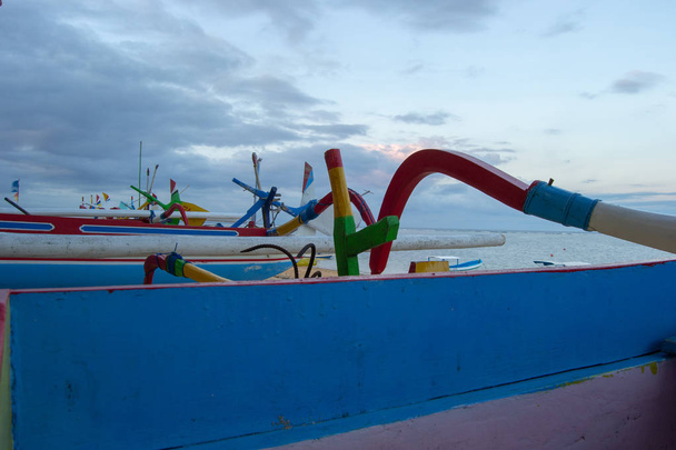 Barcos de colores en la playa de Bali
 - Foto, imagen