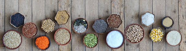 Zboża, ziarna, ziarna i nasiona. Kasza jaglana, quinoa, kukurydzy, gryki, ryż, amarant, ciecierzyca, kokosowe chia soi owsa soczewica bezglutenowe koncepcja zdrowej żywności kopiować przestrzeń - Zdjęcie, obraz