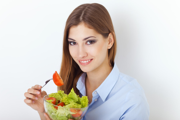 jovem feliz comendo uma salada fresca
 - Foto, Imagem