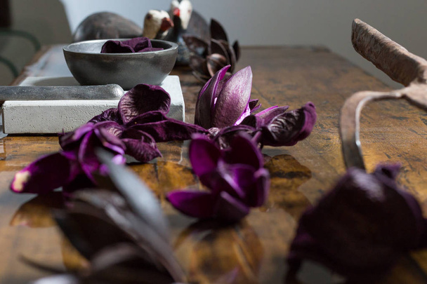 flores de color rosa púrpura y mortero con pestle
 - Foto, Imagen